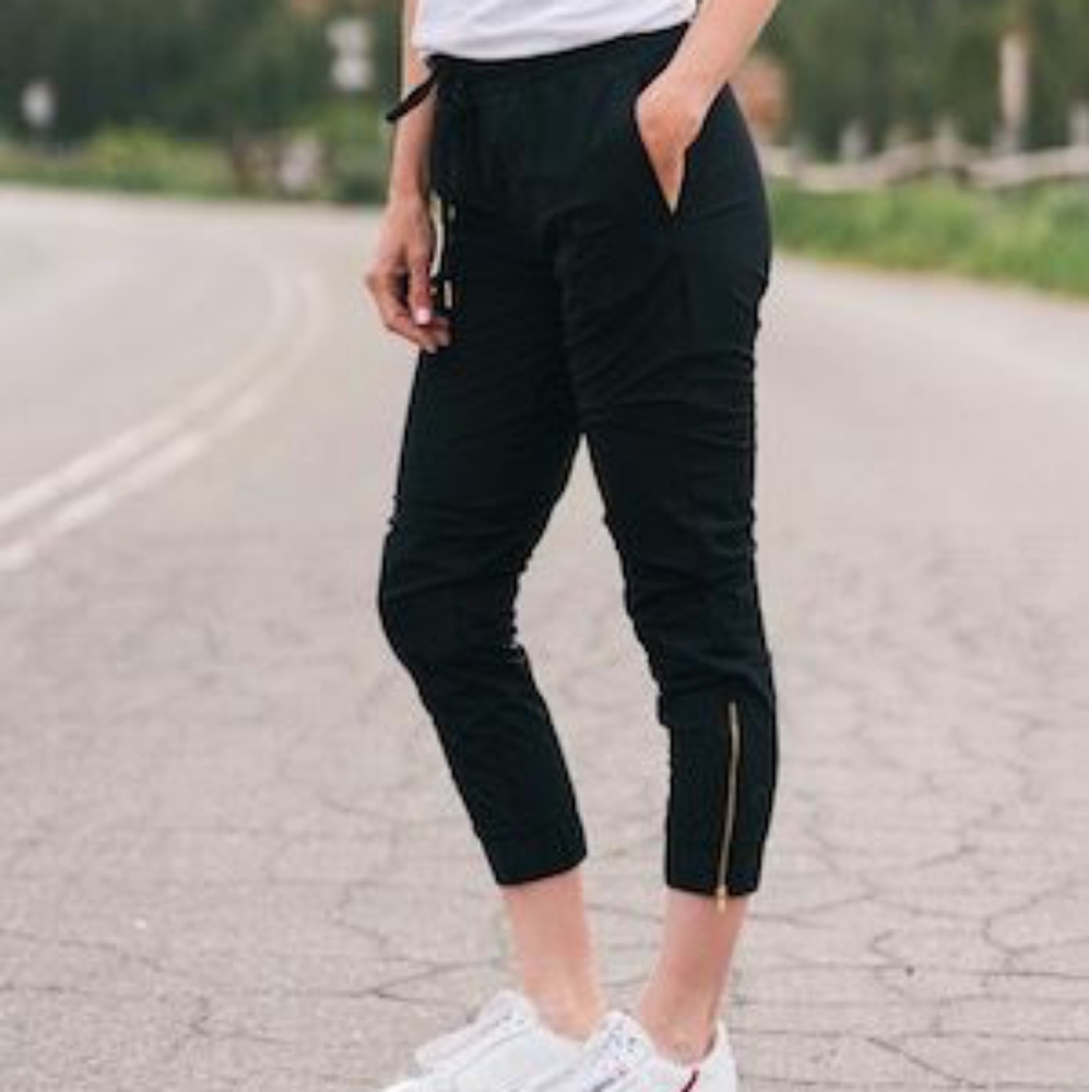 Zyia Black Everywhere zipper jogger - M